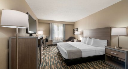 Best Western Edinburgh/Columbus Room Type - Accessible - 1 King, Mobility Accessible, Bathtub, Desk, Microwave And Refrigerator, Wi-Fi, Non-Smok Best Western Edinburgh/Columbus Room Type - Accessible - 1 King, Mobility Accessible, Bathtub, Desk, Microwave And Refrigerator, Wi-Fi, Non-Smok
