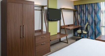 Holiday Inn Express & Suites SPRINGFIELD Room Type - 1 Queen Bed Standard Mobil Access Tub