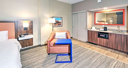 Hampton Inn by Hilton Ottawa Room Type - 1 KING MICROWV FRIDGE NS