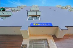 FabHotel The Red Carpet Rooms
