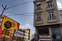 Good Life Rooms & Restaurant