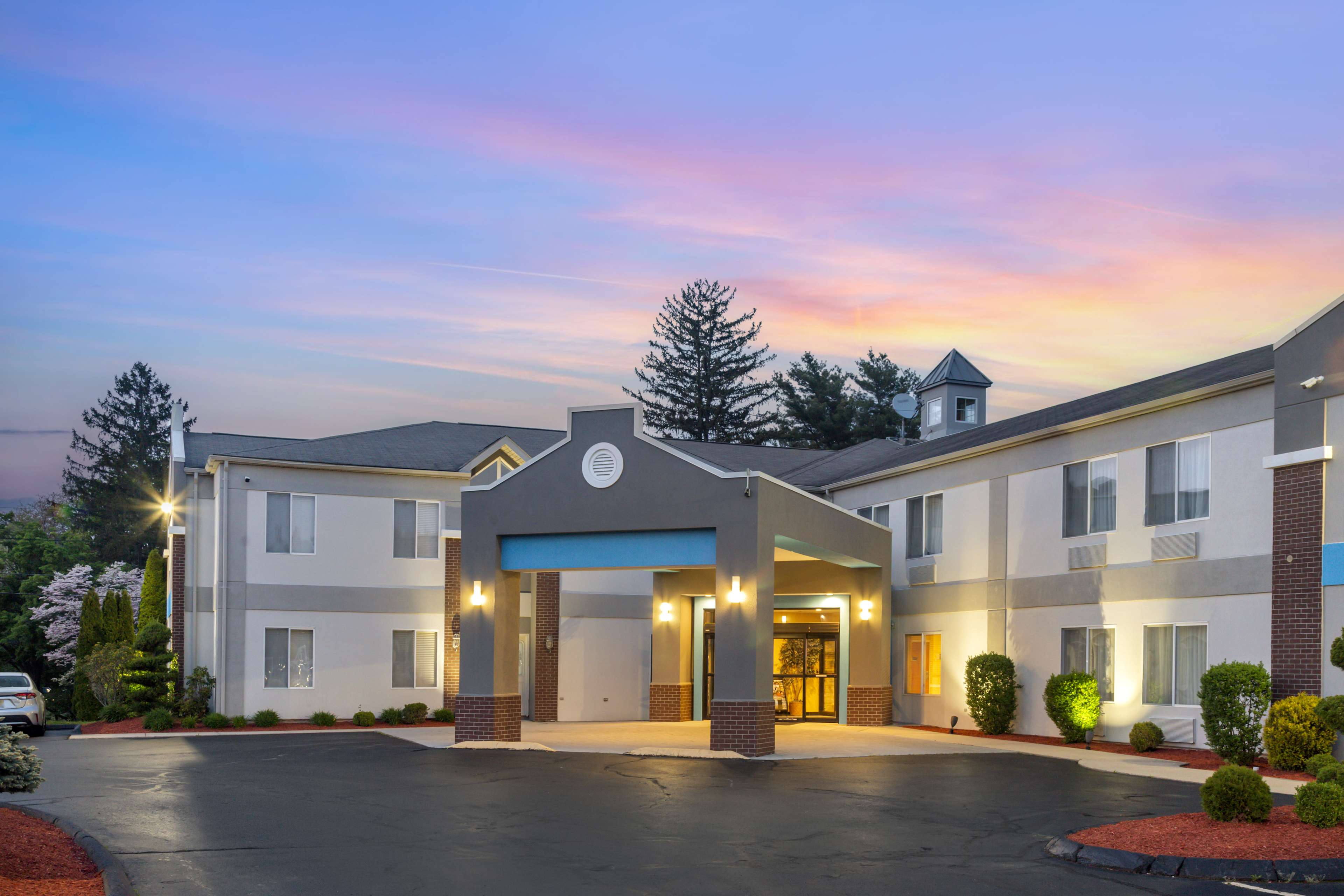 Best Western Plus New England Inn & Suites - Tap to explore photos