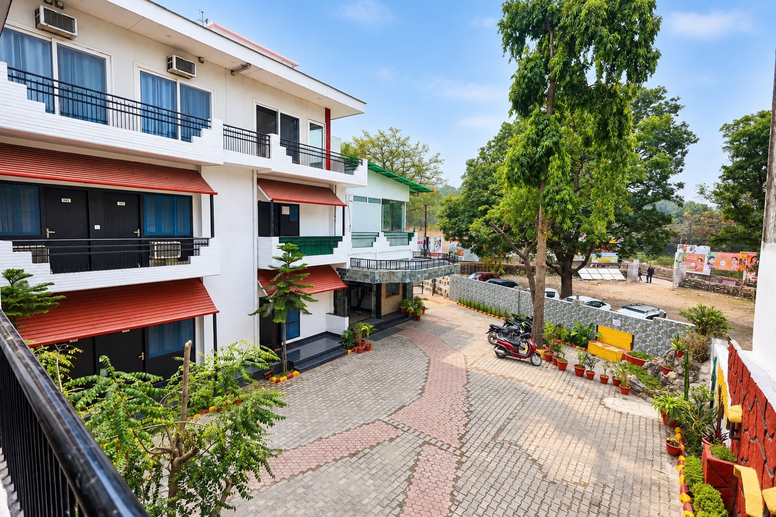 Hotel Moksha (500m From Ram Jhula) - Tap to explore photos