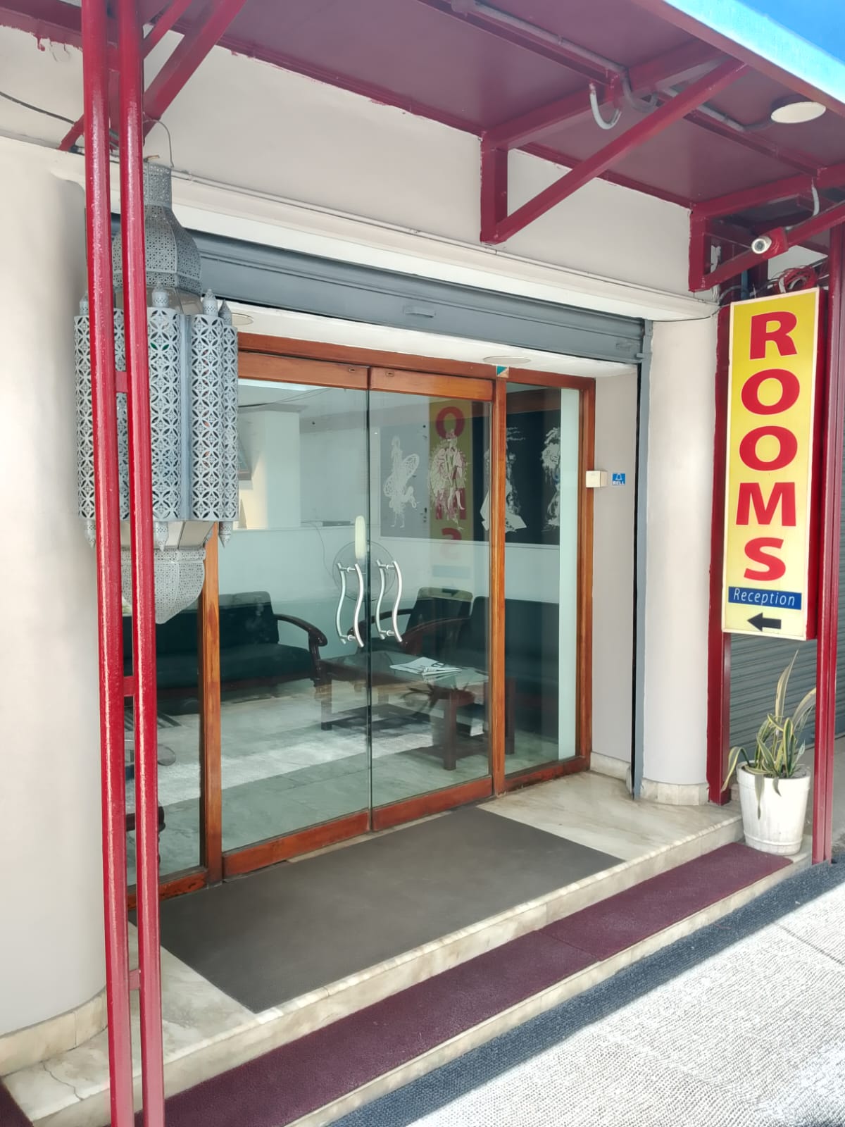 Hotel Sunnys - Tap to explore photos