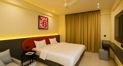 Skystay Elite Suites | Omaxe Hazratganj Room Type - Premium CityView Studio