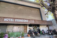 HOTEL GYANSONS