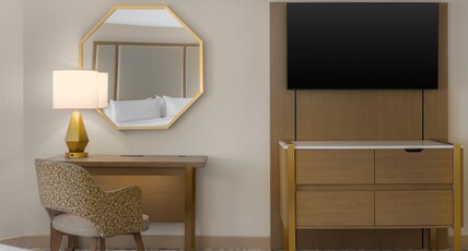 DoubleTree by Hilton Wilmington, NC Room Type - 1 KING BED STUDIO