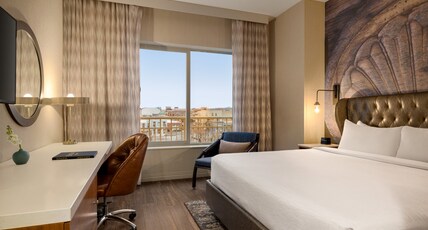 Hotel Indigo NAPERVILLE RIVERWALK, an IHG hotel Room Type - 1 King Bed Standard