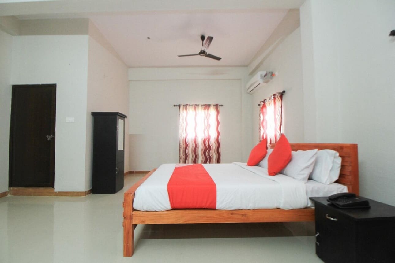 Intimate Tourist Home - Tap to explore photos