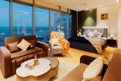Casa Zuri |14th Floor| Infinity Pool | Aravali View