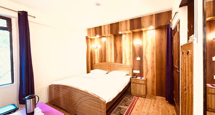 Hotel Green Leaf (500m from Mall Road) Room Type - Double Bed Non view Room