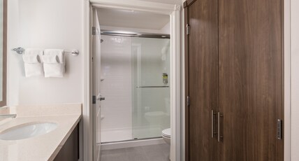 Staybridge Suites Anchorage, an IHG Hotel Room Type - 1 Bedroom Suite Bath Shower Combination