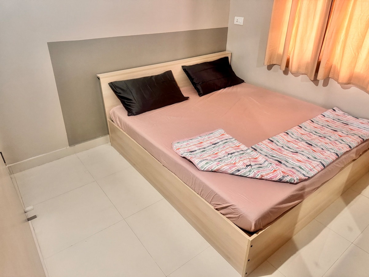 408 Airy One Bedroom Flat - Tap to explore photos