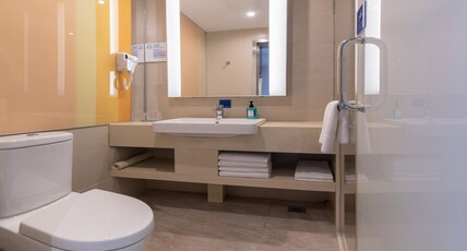 Holiday Inn Express SHANGHAI ZHENPING Room Type - 1 Queen Standard