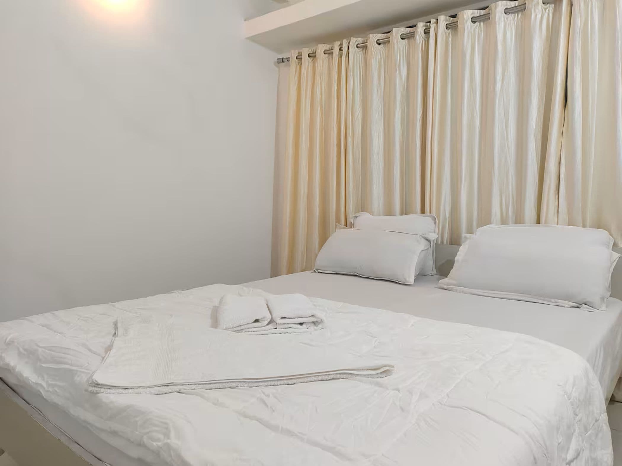 Self Service 1BHK Apartment 101 High Speed Net - Tap to explore photos
