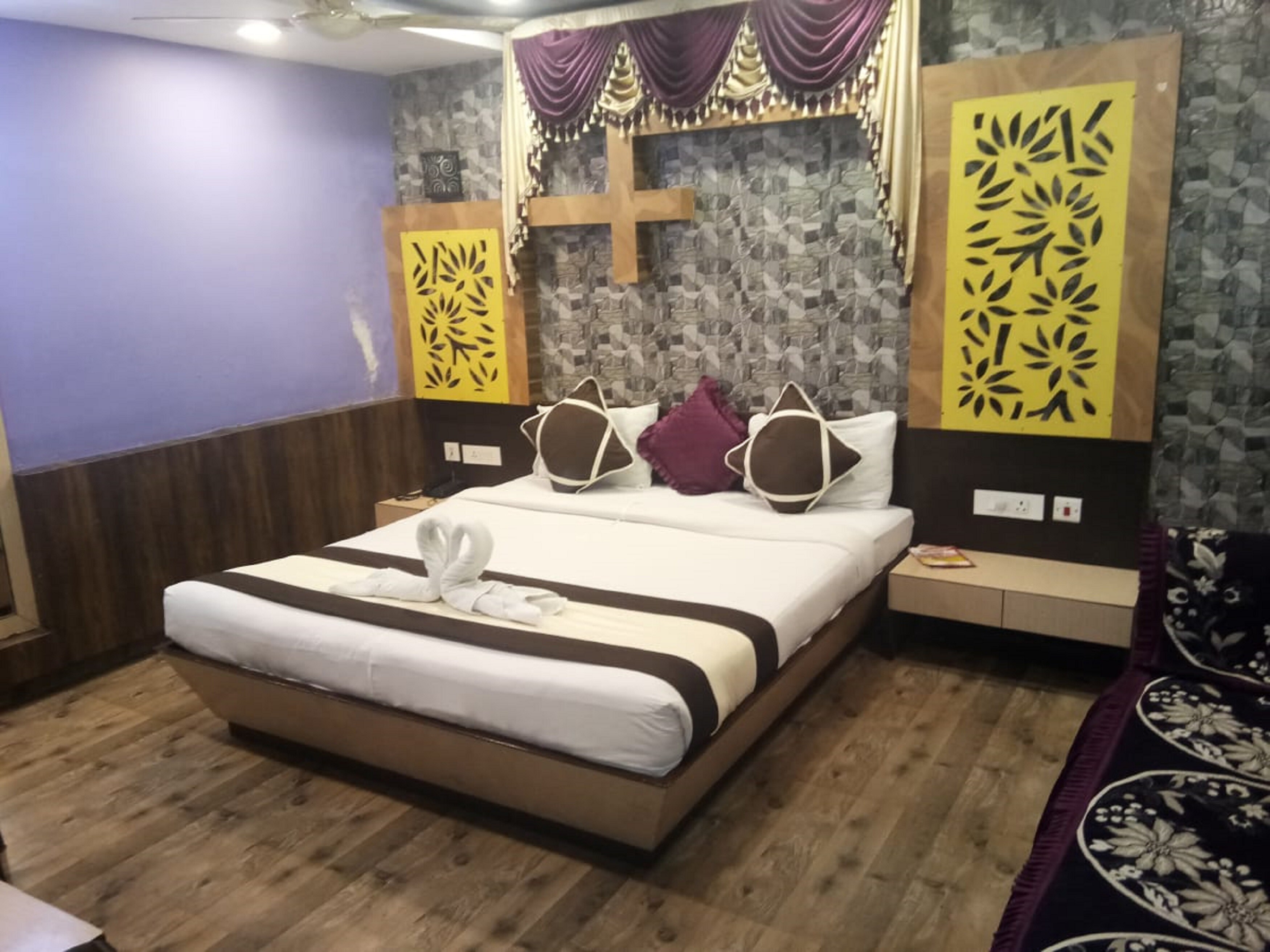 Hotel Mahadev Villa - Tap to explore photos