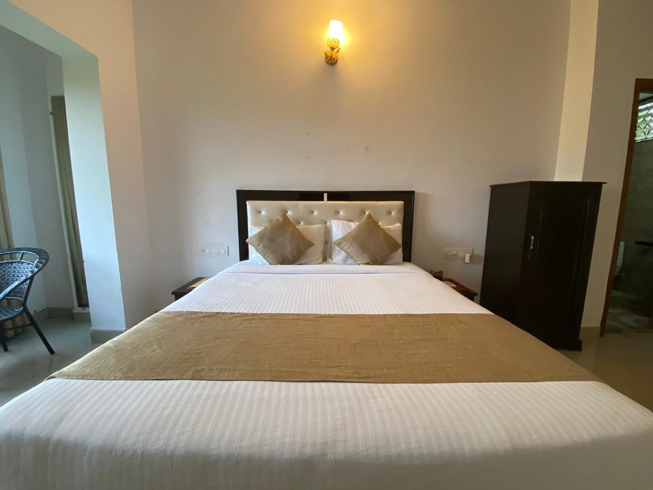 Green field view hotel - Tap to explore photos