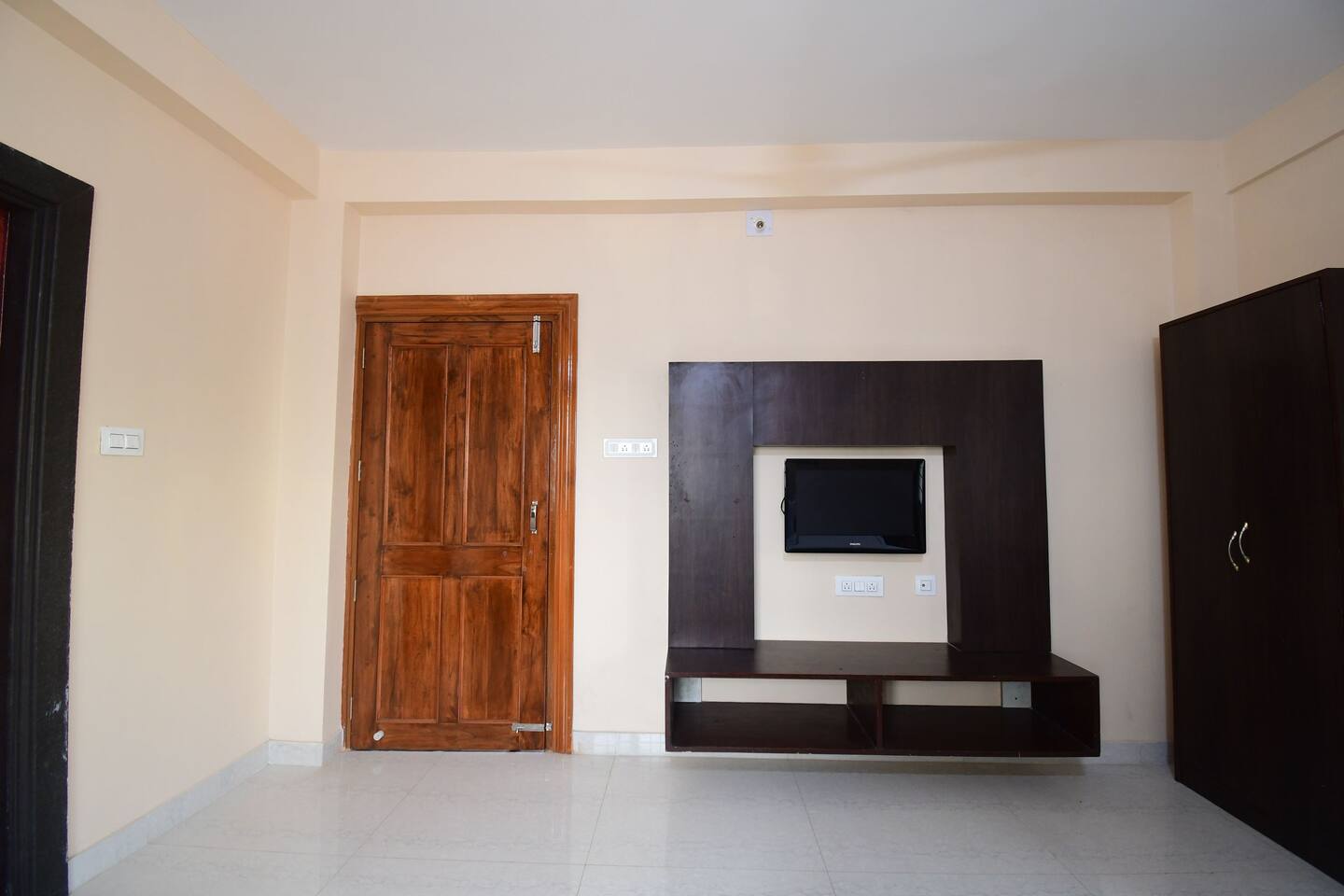 Shree Residency Guest House - Tap to explore photos