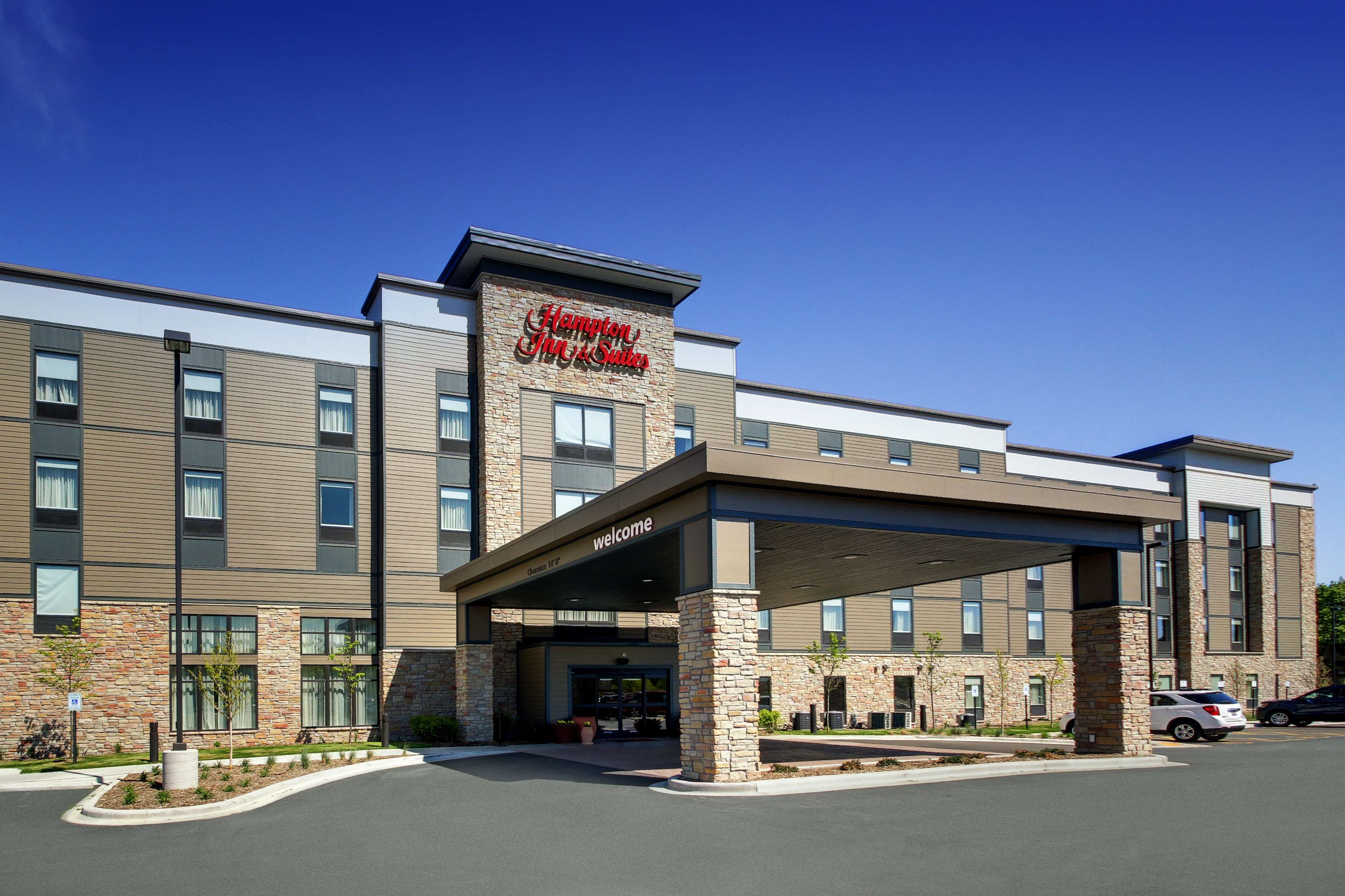 Hampton Inn & Suites by Hilton Milwaukee West - Tap to explore photos