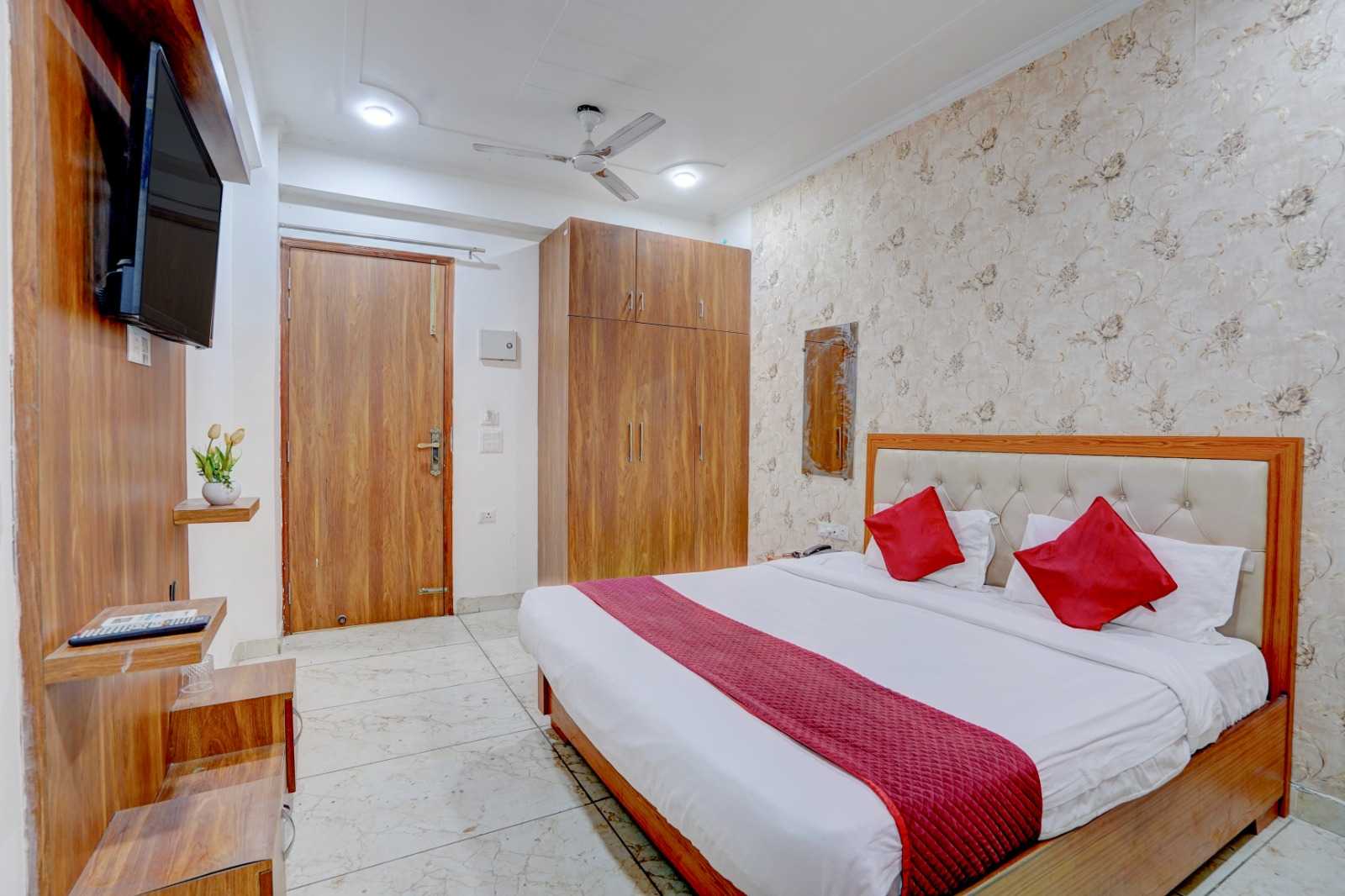 Hotel O Sector 51 Metro Station Noida Formerly Dream House - Tap to explore photos