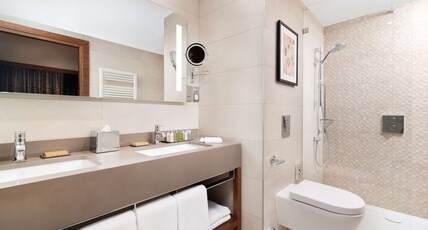 DoubleTree by Hilton Krakow Hotel & Convention Center Room Type - KING ONE BEDROOM SUITE