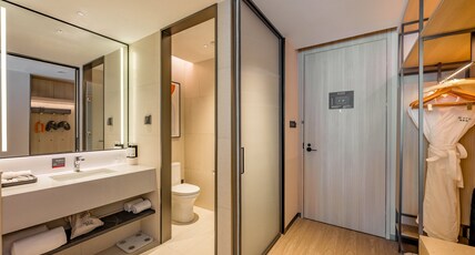 EVEN Hotel QINGDAO LAOSHAN Room Type - 1 King Standard Smart Fitness Mirror