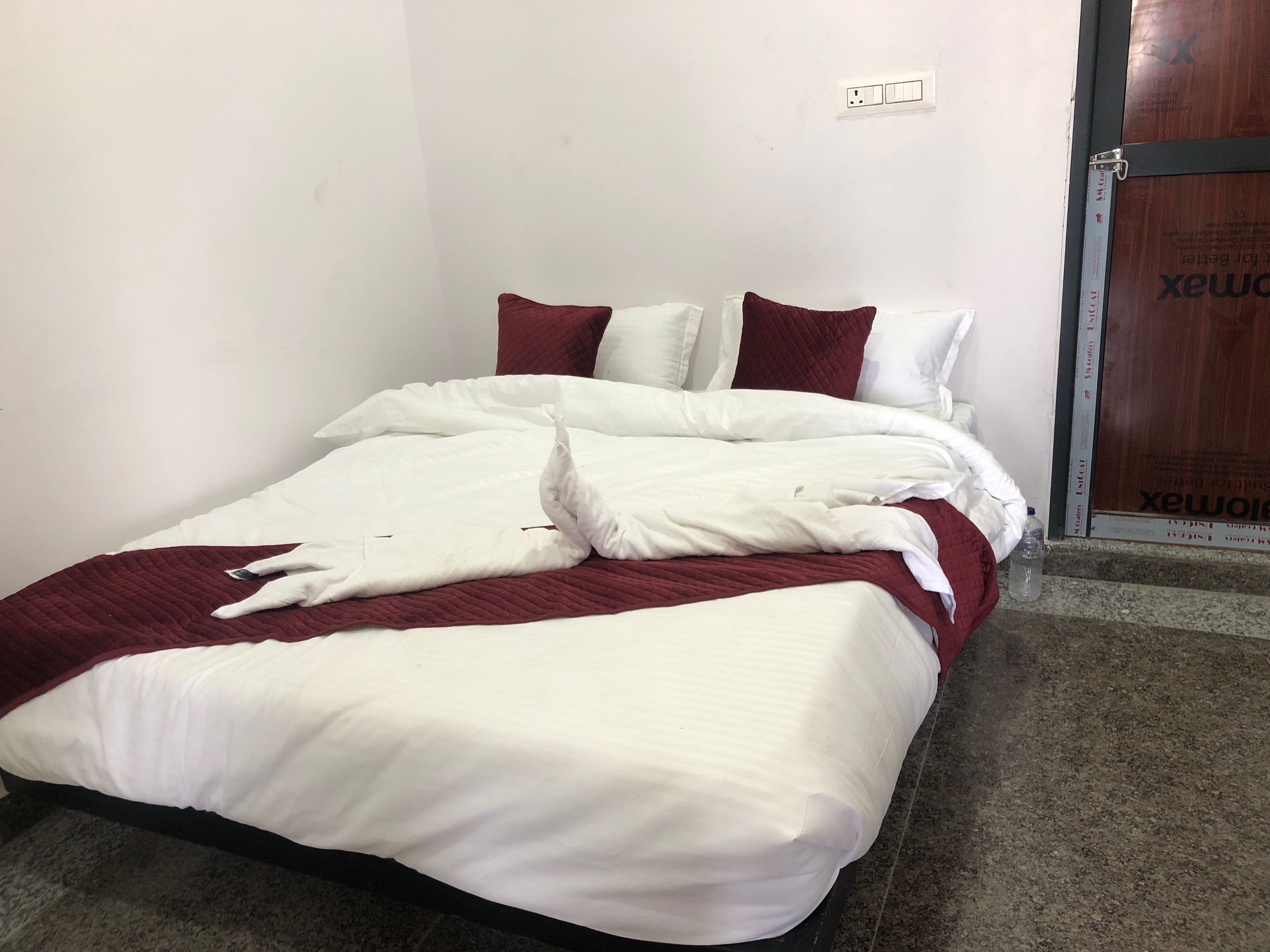 OYO Hotel Funday - Tap to explore photos