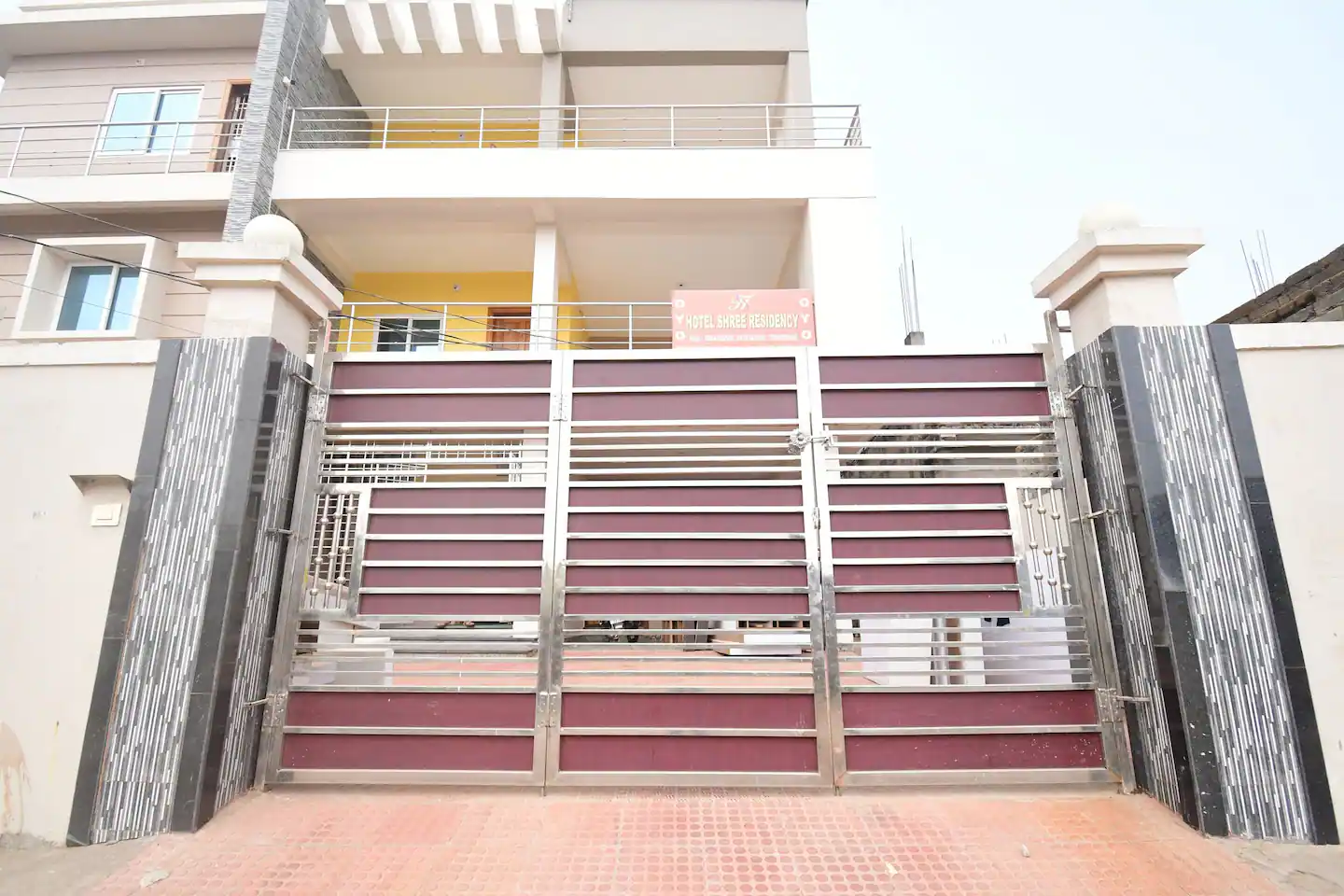 Shree Residency Guest House - Tap to explore photos