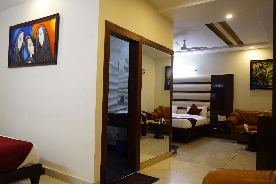 Hotel Razia Inn - Tap to explore photos