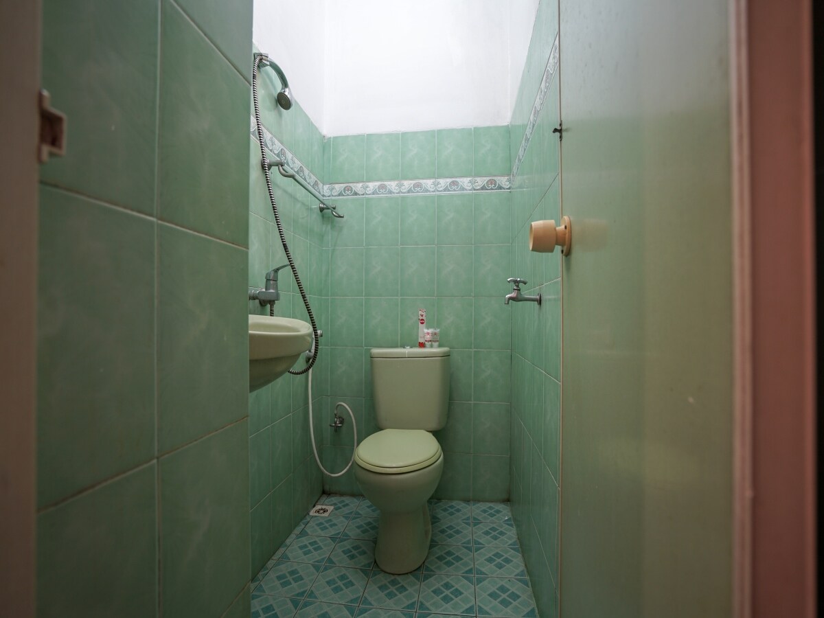 Super OYO 1173 Hotel Shofa Marwah - Tap to explore photos