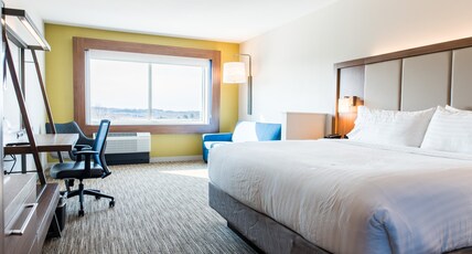 Holiday Inn Express & Suites Madison, an IHG Hotel Room Type - 1 King Suite Additional Living Area