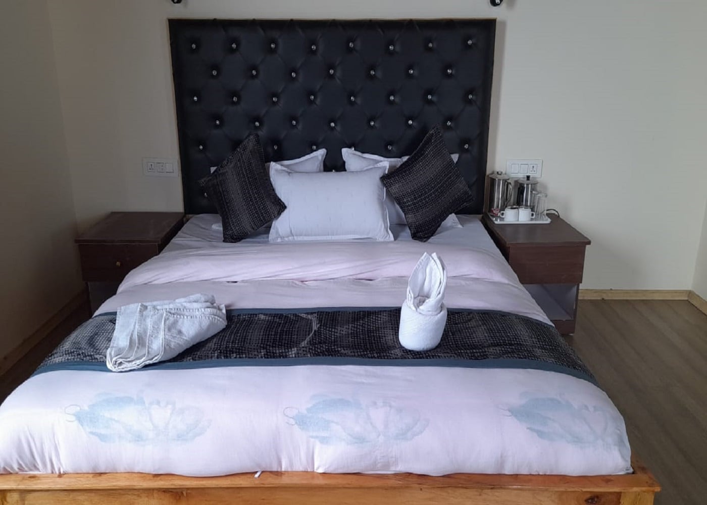 Pelling Crest - Tap to explore photos