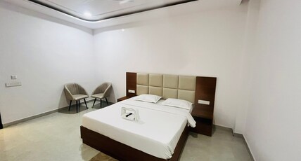Hotel RR Near Punjab Palace Room Type - Deluxe Room
