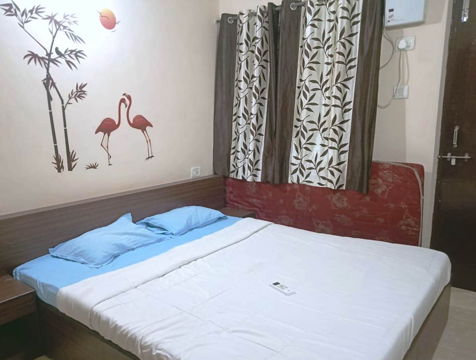 Ronnie's 2 BHK Apartment - Tap to explore photos