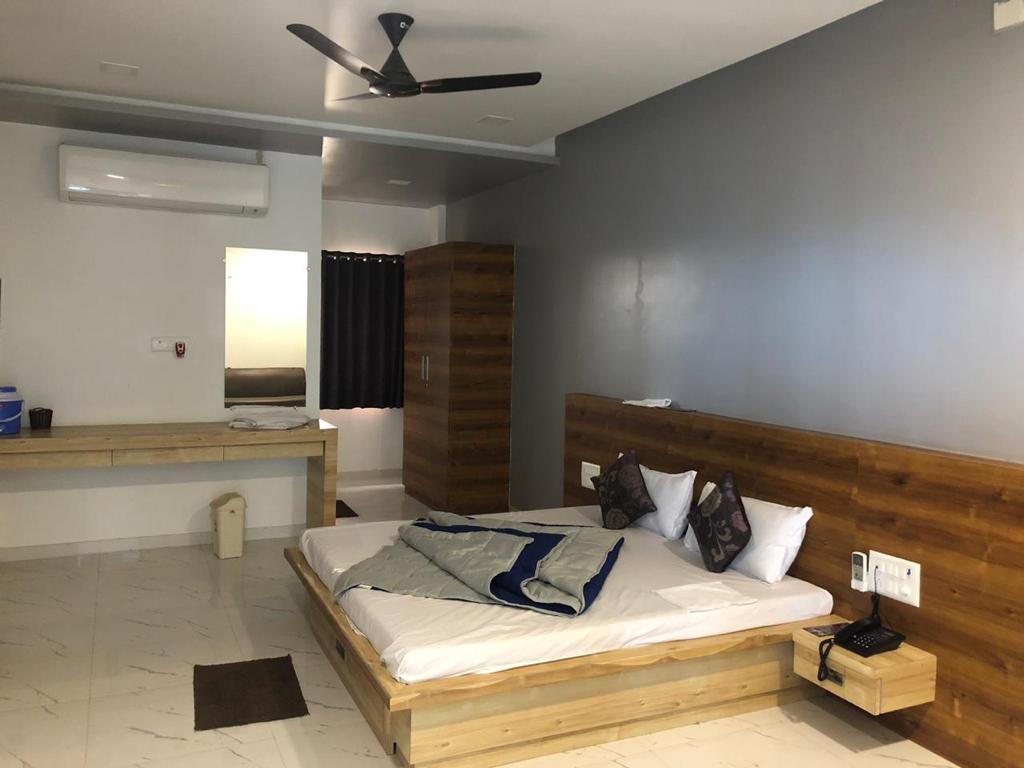 Delux Hotel - Tap to explore photos