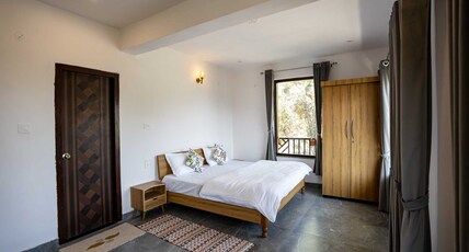 Happy Himalayan Homes Room Type - Superior Room with Balcony