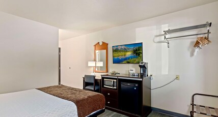 SureStay Hotel by Best Western Twin Falls Room Type - 1 Queen Bed, Non-Smoking, Lounge Chair, Desk, Microwave And Refrigerator, Full Breakfast SureStay Hotel by Best Western Twin Falls Room Type - 1 Queen Bed, Non-Smoking, Lounge Chair, Desk, Microwave And Refrigerator, Full Breakfast
