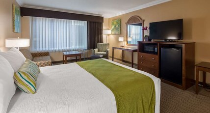 Best Western Harbour Inn & Suites Room Type - Accessible - 1 Queen, Mobility Accessible, Roll In Shower, Non-Smoking, Continental Breakfast Best Western Harbour Inn & Suites Room Type - Accessible - 1 Queen, Mobility Accessible, Roll In Shower, Non-Smoking, Continental Breakfast