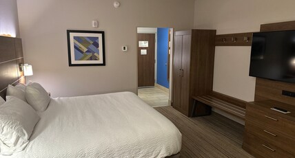 Holiday Inn Express & Suites MACON NORTH Room Type - 1 King Bed Standard Mobil Accessible Tub