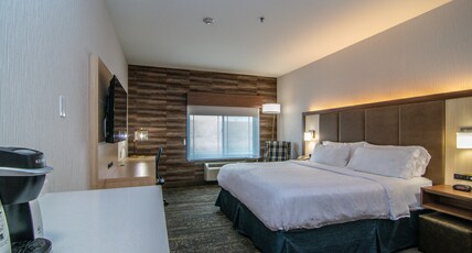 Holiday Inn Express Hotel & Suites Kalispell Room Type - 1 Kng 1 Bdrm Ste Living Comm Mobil Tub