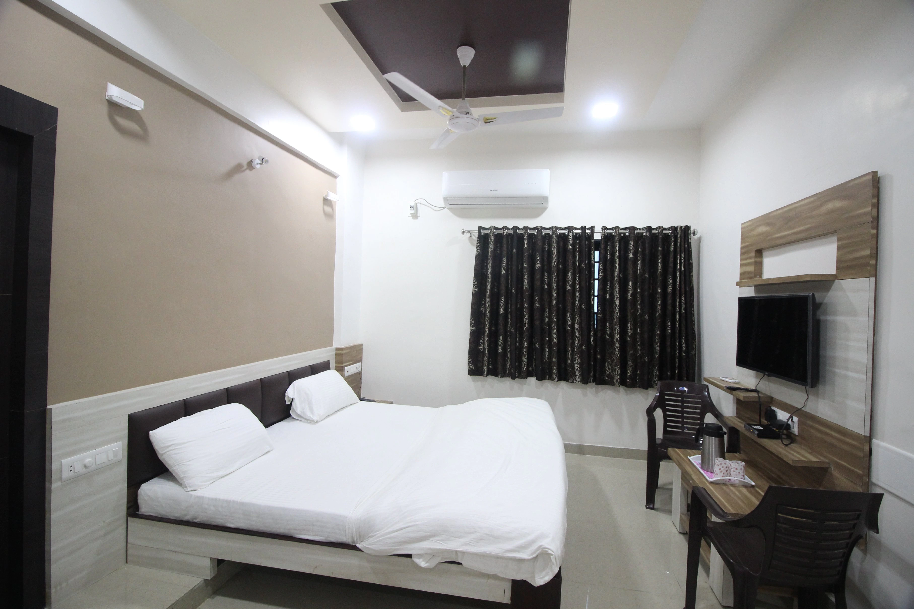 SHREE HOTEL Room Type - Standard AC Room