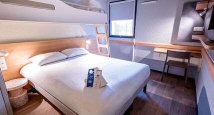 ibis budget Metz Sud Room Type - TRIPLE - Room with a large bed and a bunk bed