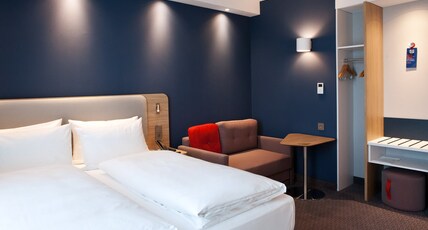 Holiday Inn Express Dusseldorf Airport By IHG Room Type - 1 Queen Standard Single Sofa Bed