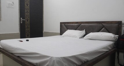 Hotel Krishna & Restaurant Room Type - deluxe room