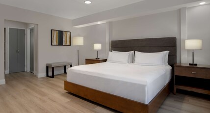 DoubleTree by Hilton Hotel London Ontario Room Type - 1 KING BED SUITE LIVING RM