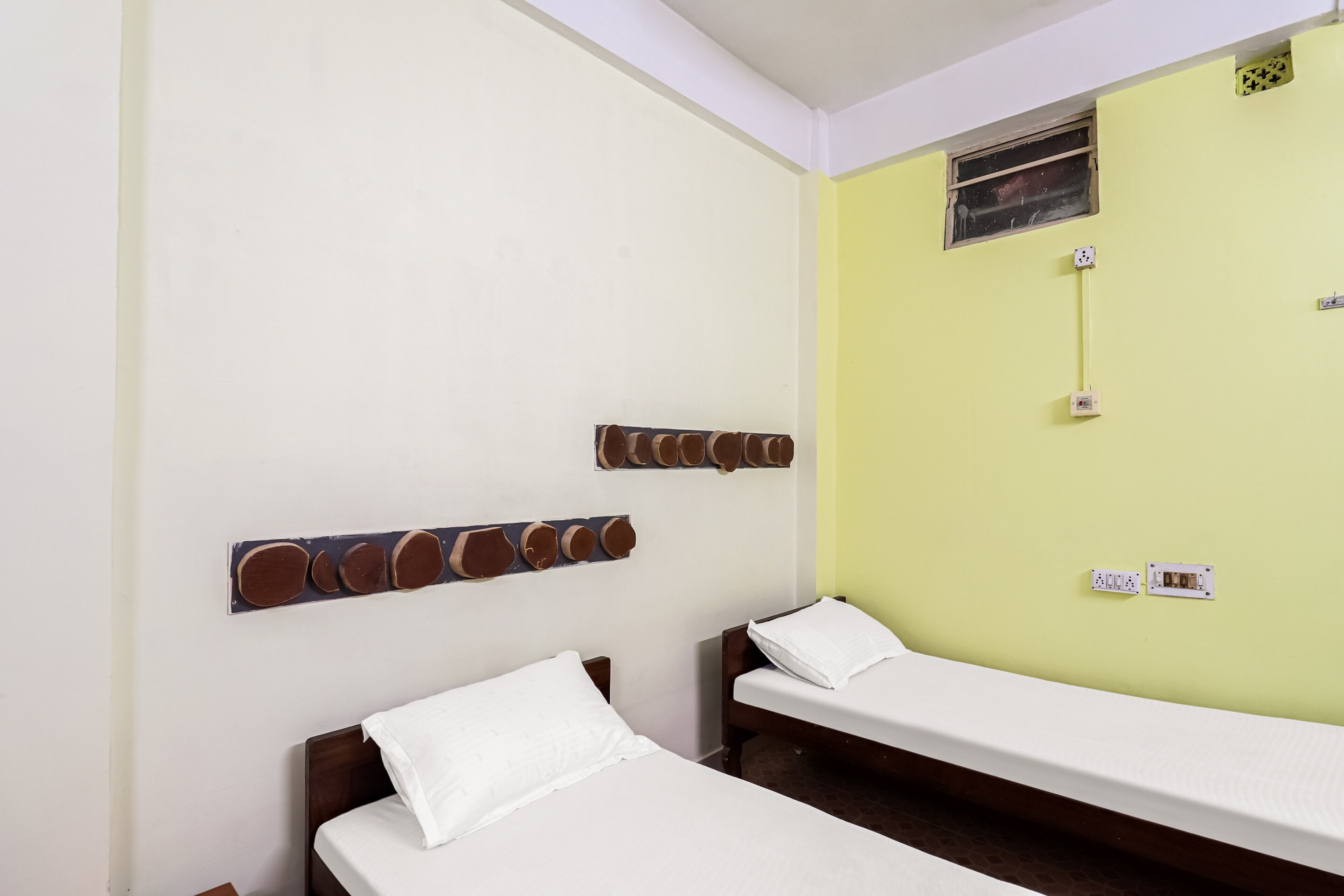 Flagship OYO Hotel Florence Dec - Tap to explore photos