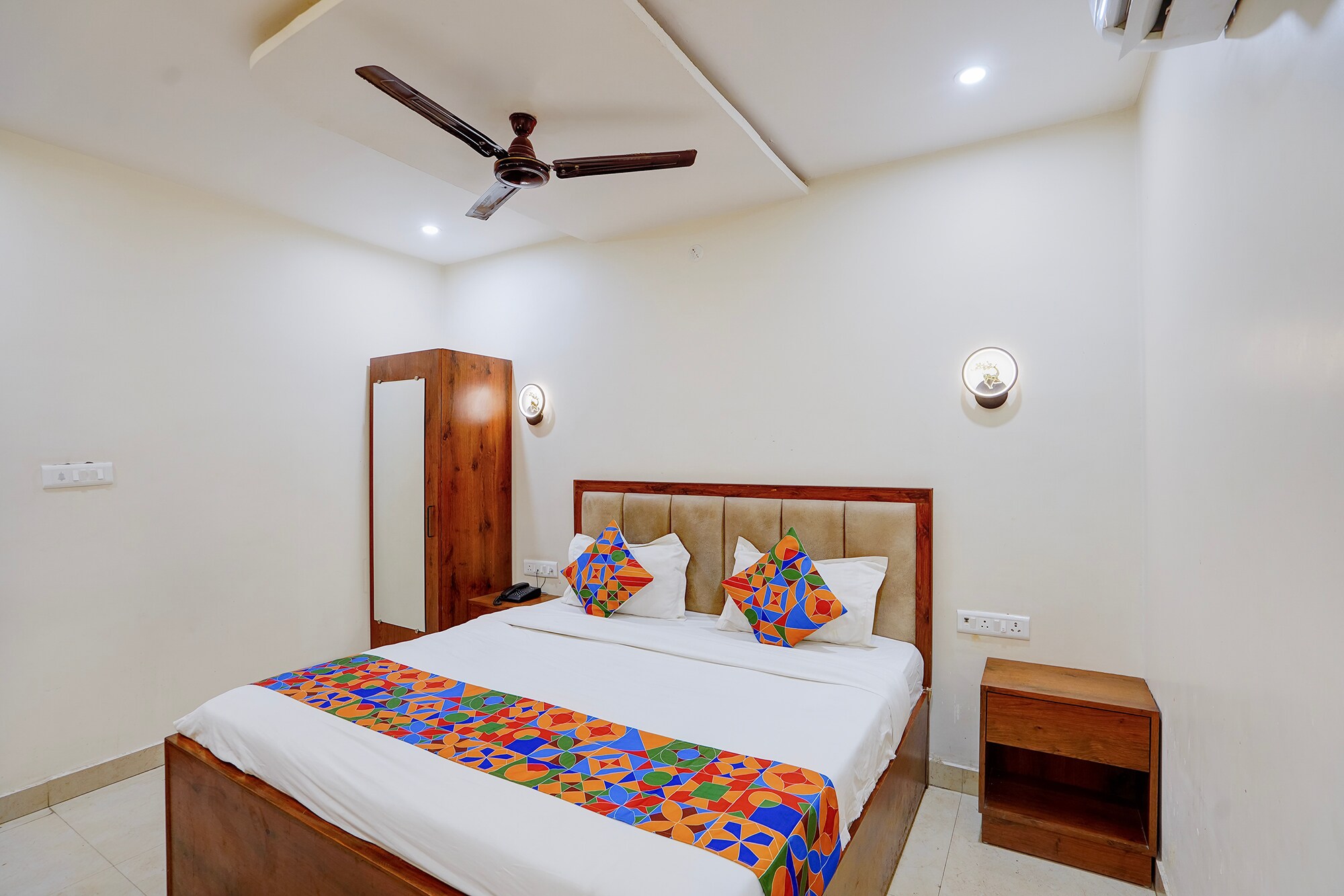 Fabhotel South Town - Near Govindpuri Railway Junction - Tap to explore photos
