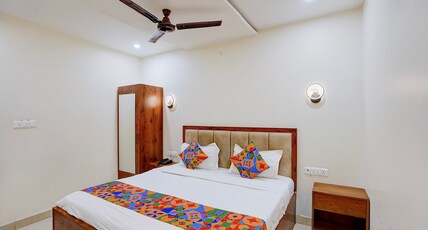 Fabhotel South Town - Near Govindpuri Railway Junction Room Type - Deluxe Room