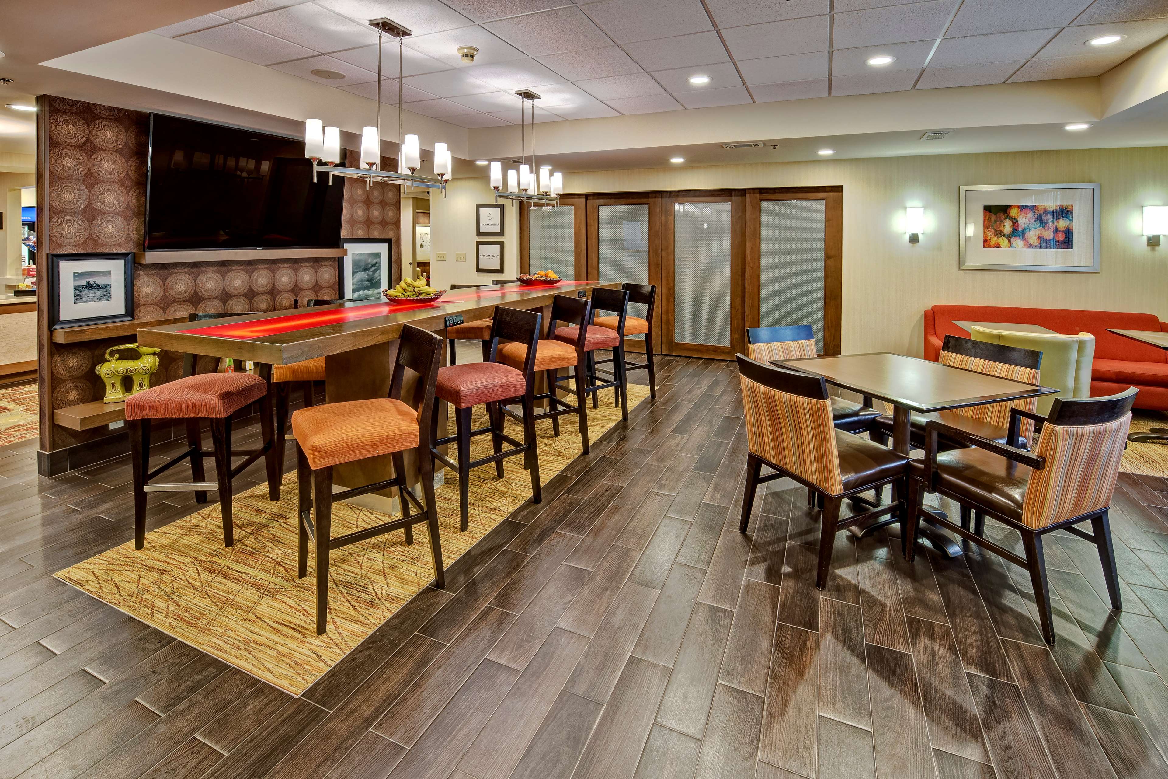 Hampton Inn Houston Baytown - Tap to explore photos