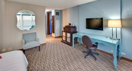 Crowne Plaza Lombard Downers Grove Room Type - 1 King Bed 1 Bedroom Suite